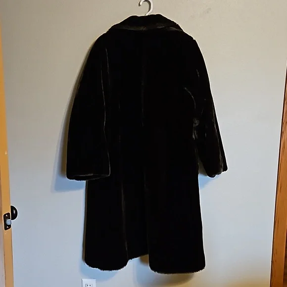 Elegant Brown Vintage Faux Fur Coat - Picture 6 of 8